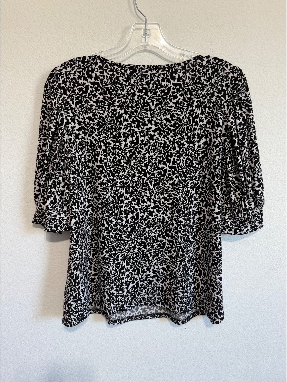 CeCe Short Sleeve Scoop Neck White/Black Floral Stretch T-Shirt Women's Size M - Picture 2 of 6